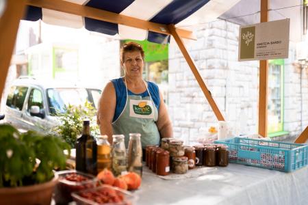 Na tržnici lahko prodajajo le lokalni pridelovalci (foto: Alan Bučar).